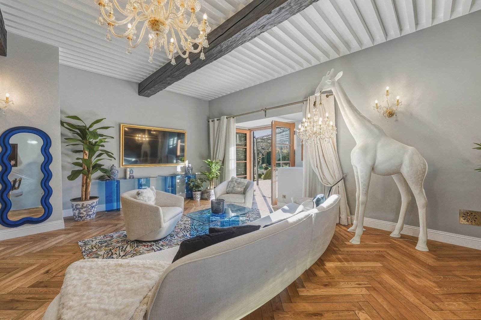 Grand salon du Château de Crâche — parquet point de Hongrie, lustre de Murano, mobilier de designers