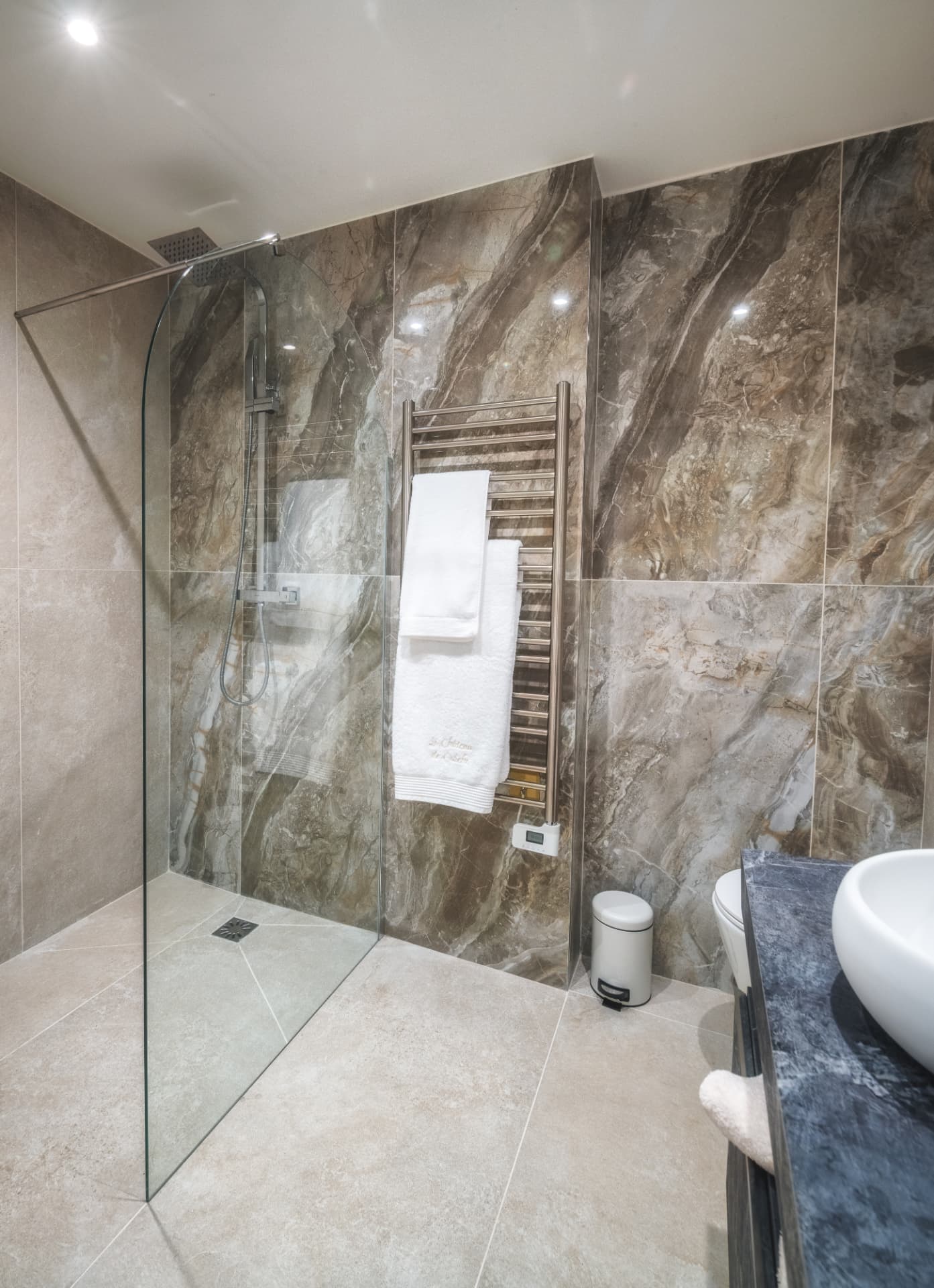 Salle de bain privative de la Suite Jardin avec douche à l'italienne et finitions minérales