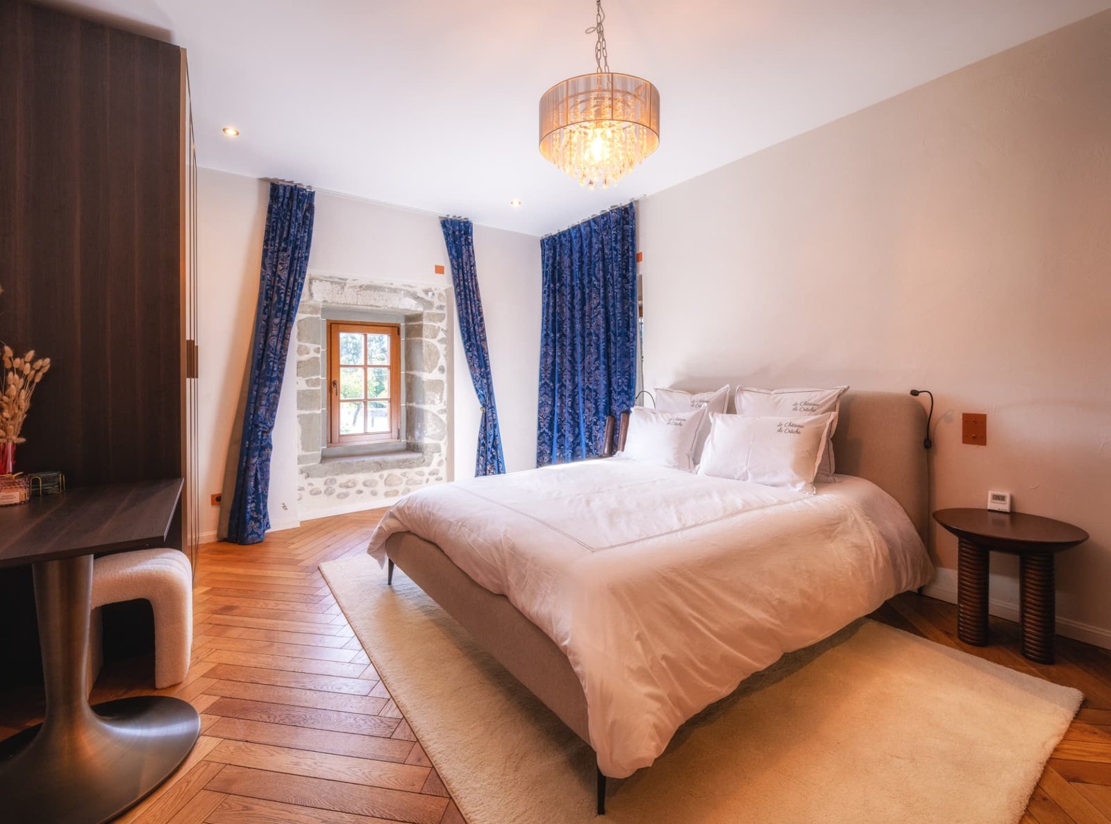 Suite Léman du Château de Crâche avec lit queen, parquet et fenêtre ancienne encadrée de pierre
