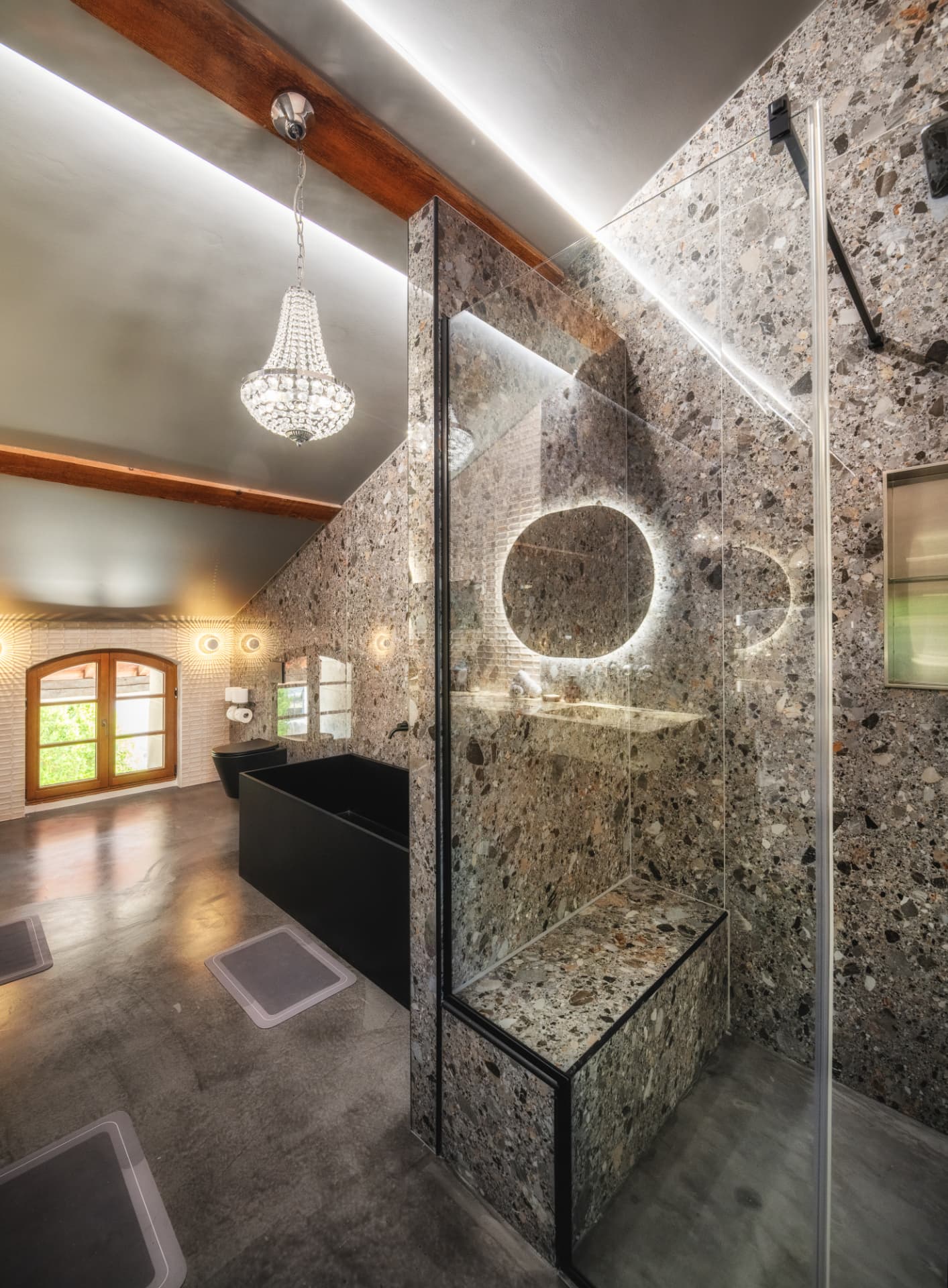 Douche à l'italienne en pierre de la Suite Verger