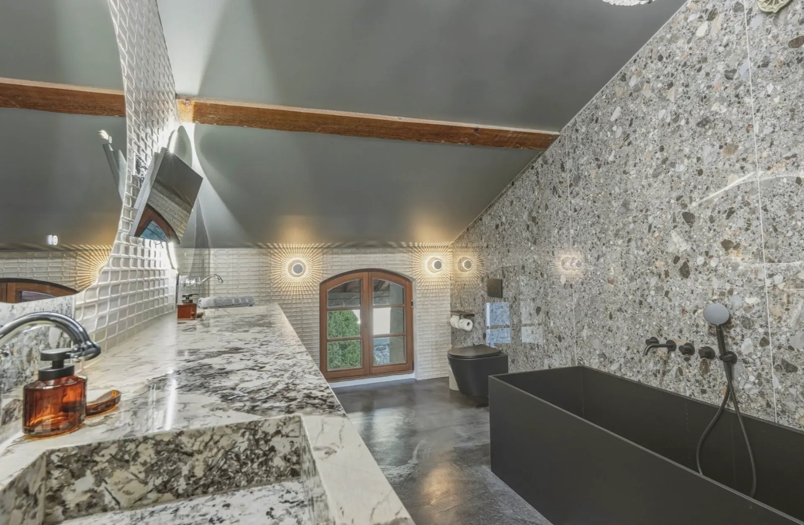 Salle de bain en terrazzo et marbre d'une suite du Château de Crâche
