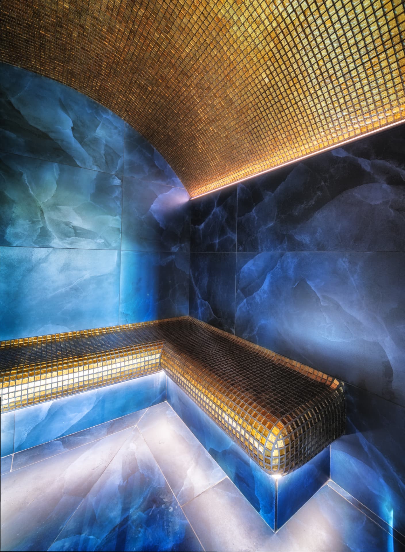 Hammam du Château de Crâche, banquettes en mosaïque dorée et murs minéraux