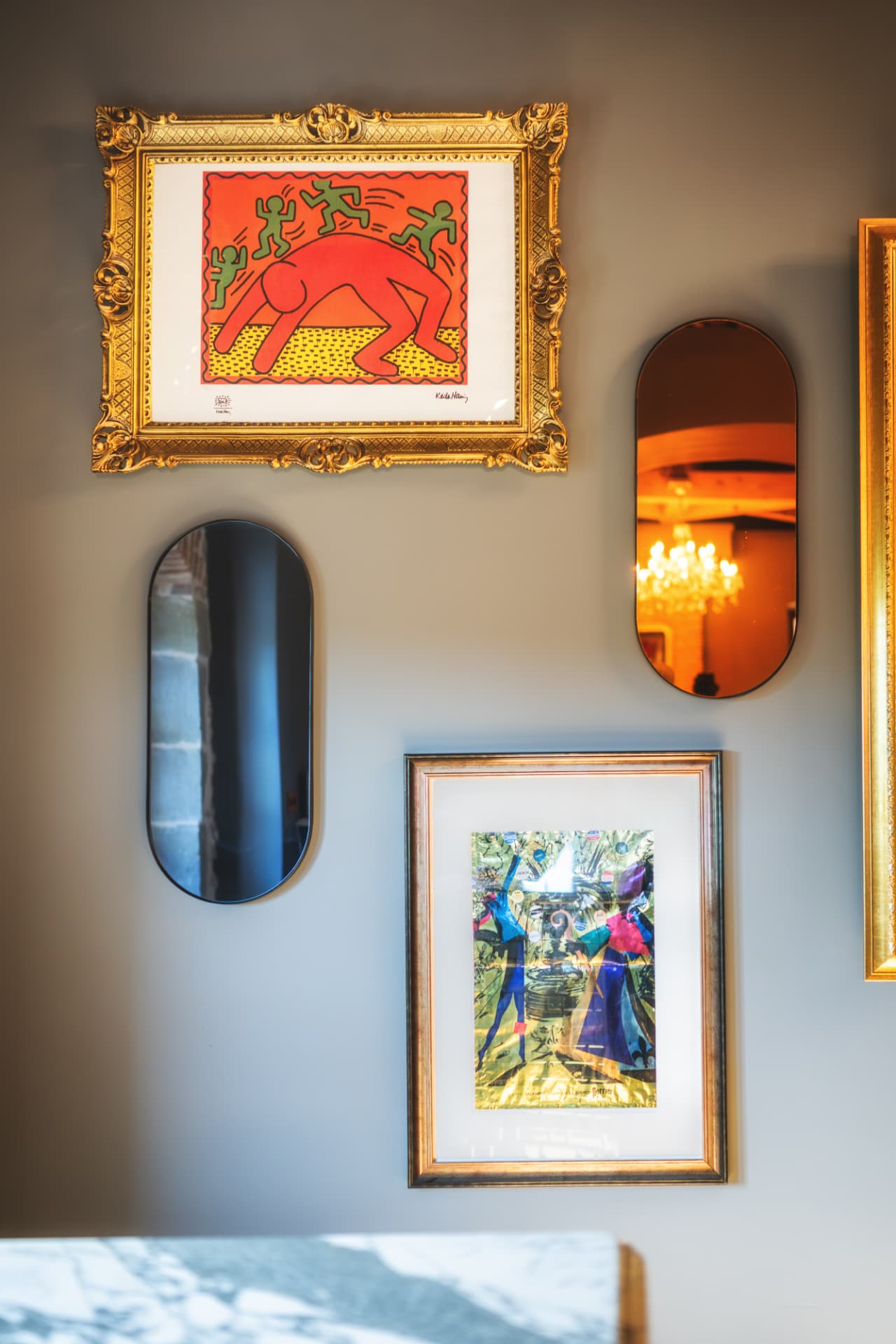 Mur d'œuvres du Château de Crâche avec sérigraphie pop et miroirs pillule