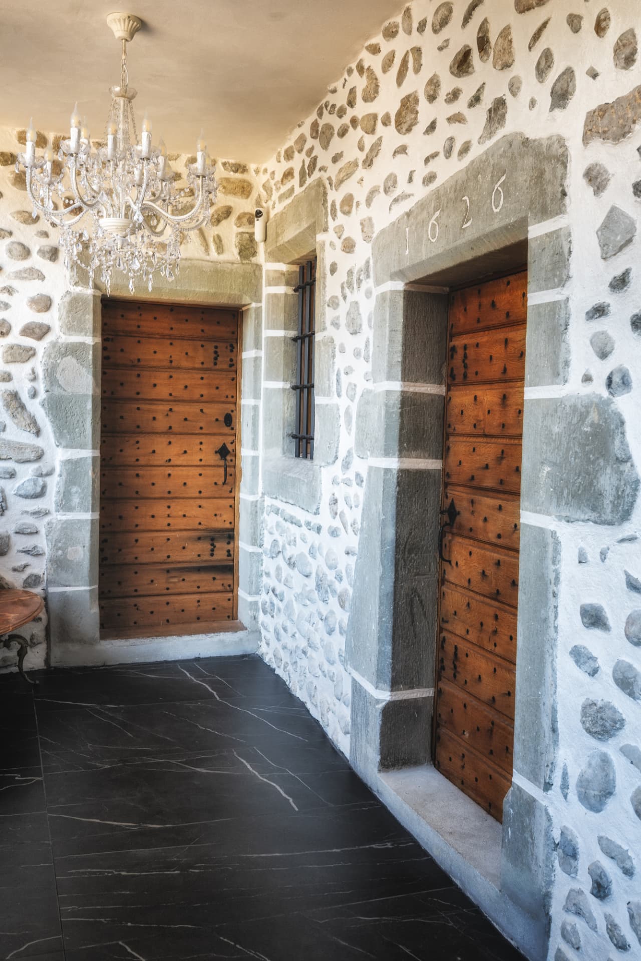 Portes anciennes en bois sous un linteau daté de 1626 au Château de Crâche