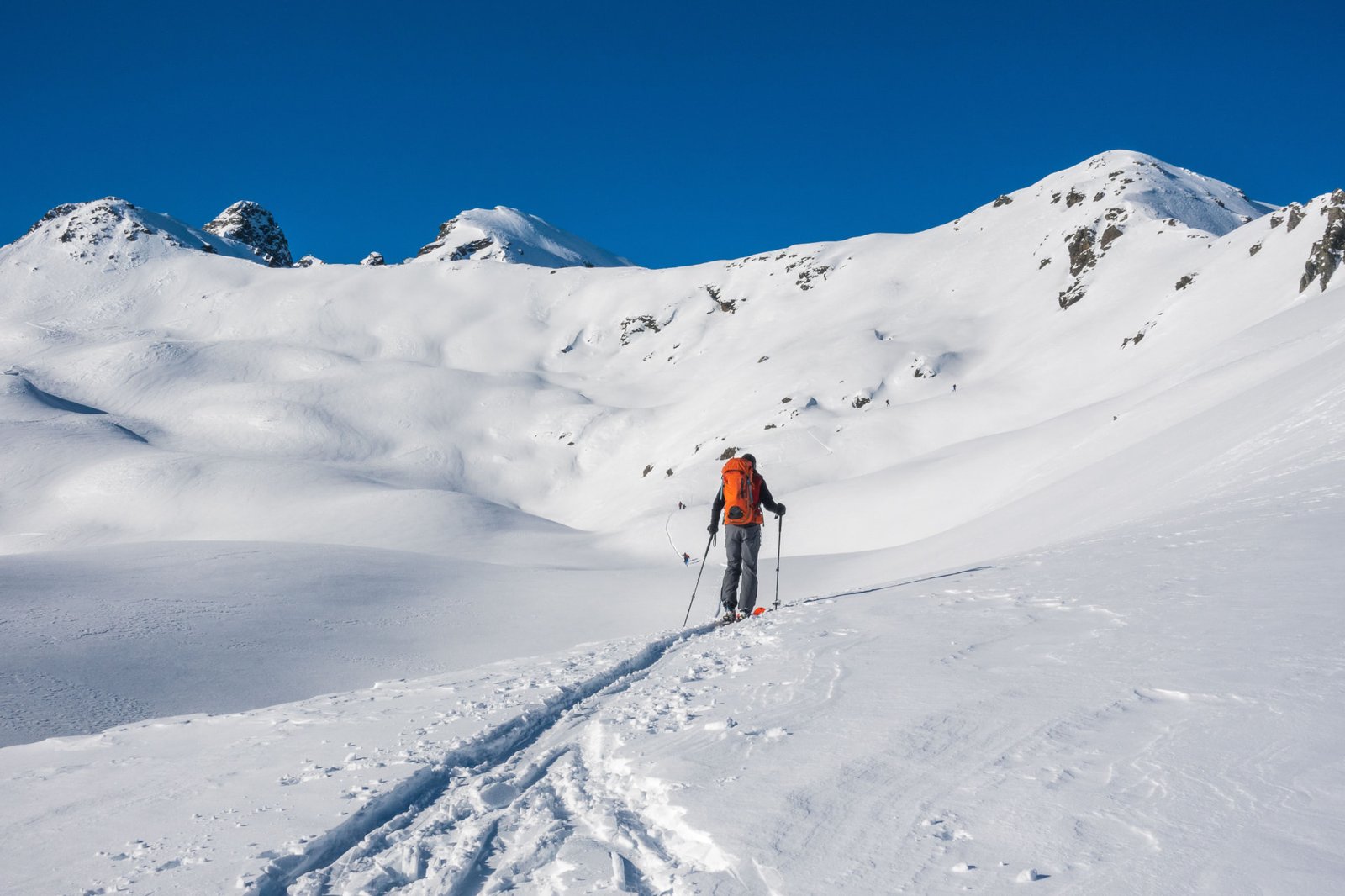 Ski de randonnée dans les Alpes enneigées près du Château de Crâche