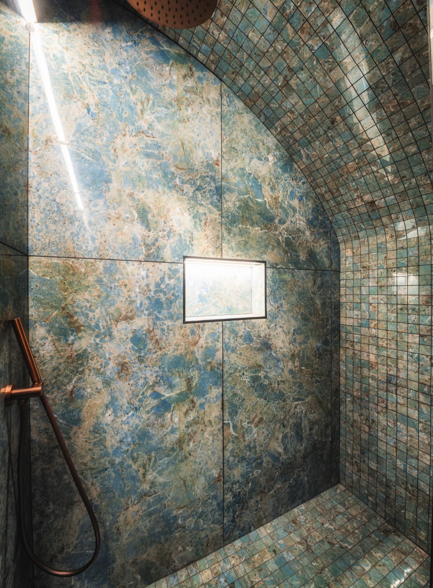 Douche à l'italienne de la Suite Voûtée habillée de pierre bleue et de mosaïque
