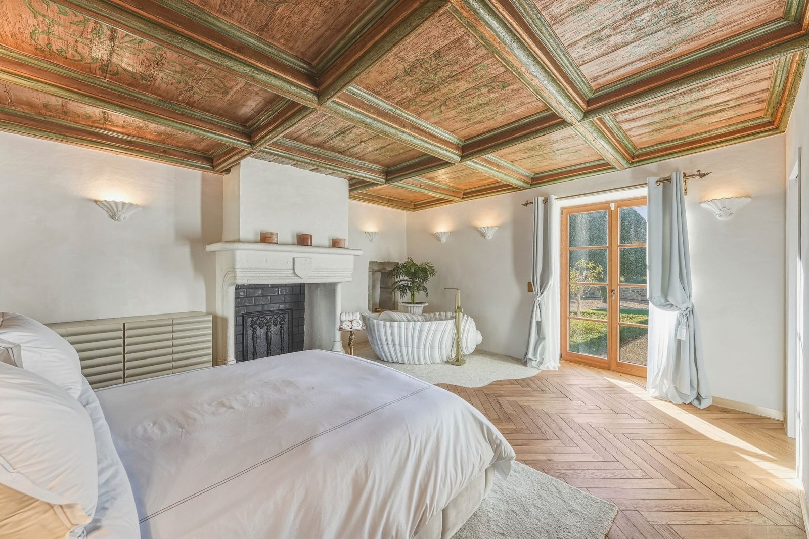 Suite du Maître — plafond peint d'origine, cheminée et baignoire îlot, Château de Crâche
