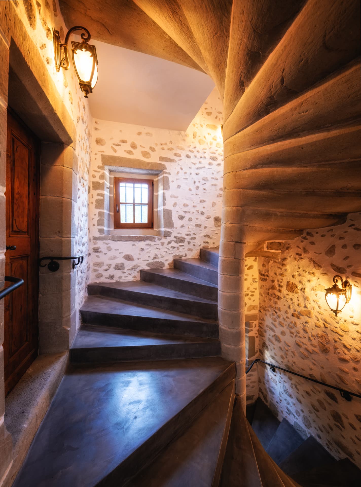 Escalier à vis en pierre dans la tour du Château de Crâche