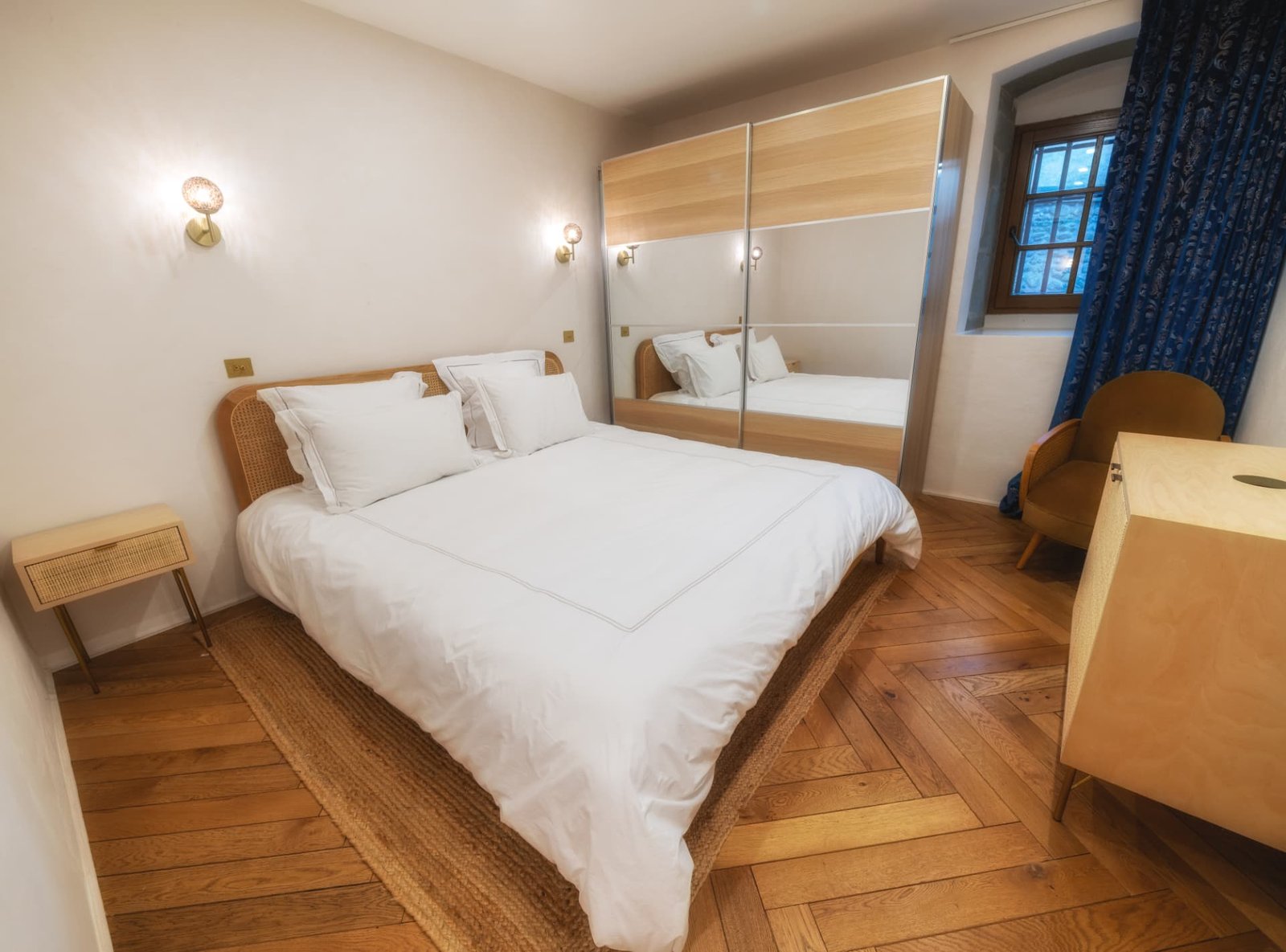 Suite Jardin du Château de Crâche au rez-de-chaussée avec lit queen et parquet en point de Hongrie