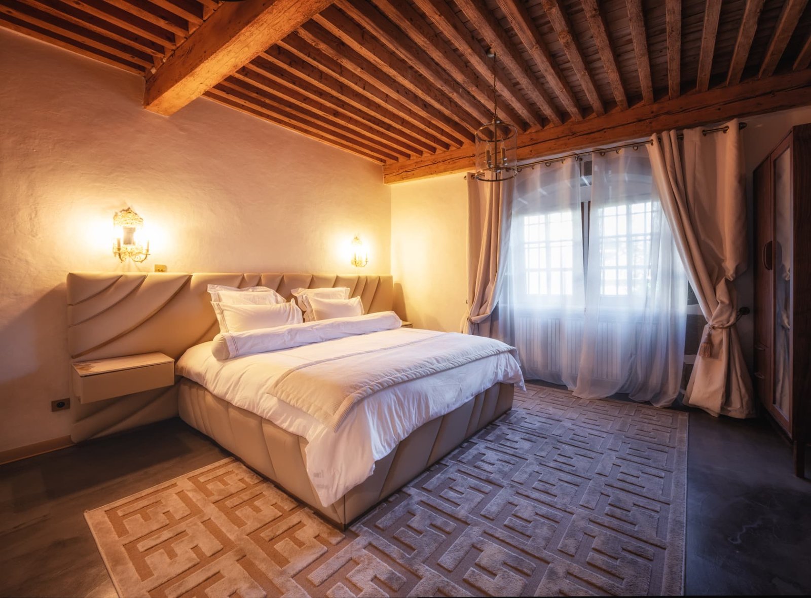 Suite Tour du Château de Crâche avec lit queen, plafond à poutres anciennes et parquet