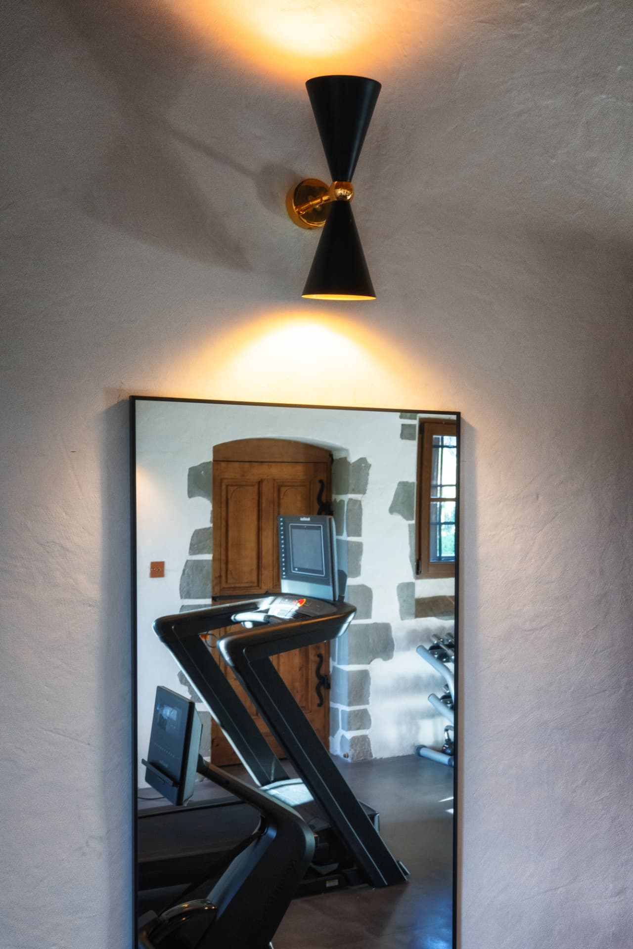 Tapis de course et miroir dans la salle de sport du Château de Crâche