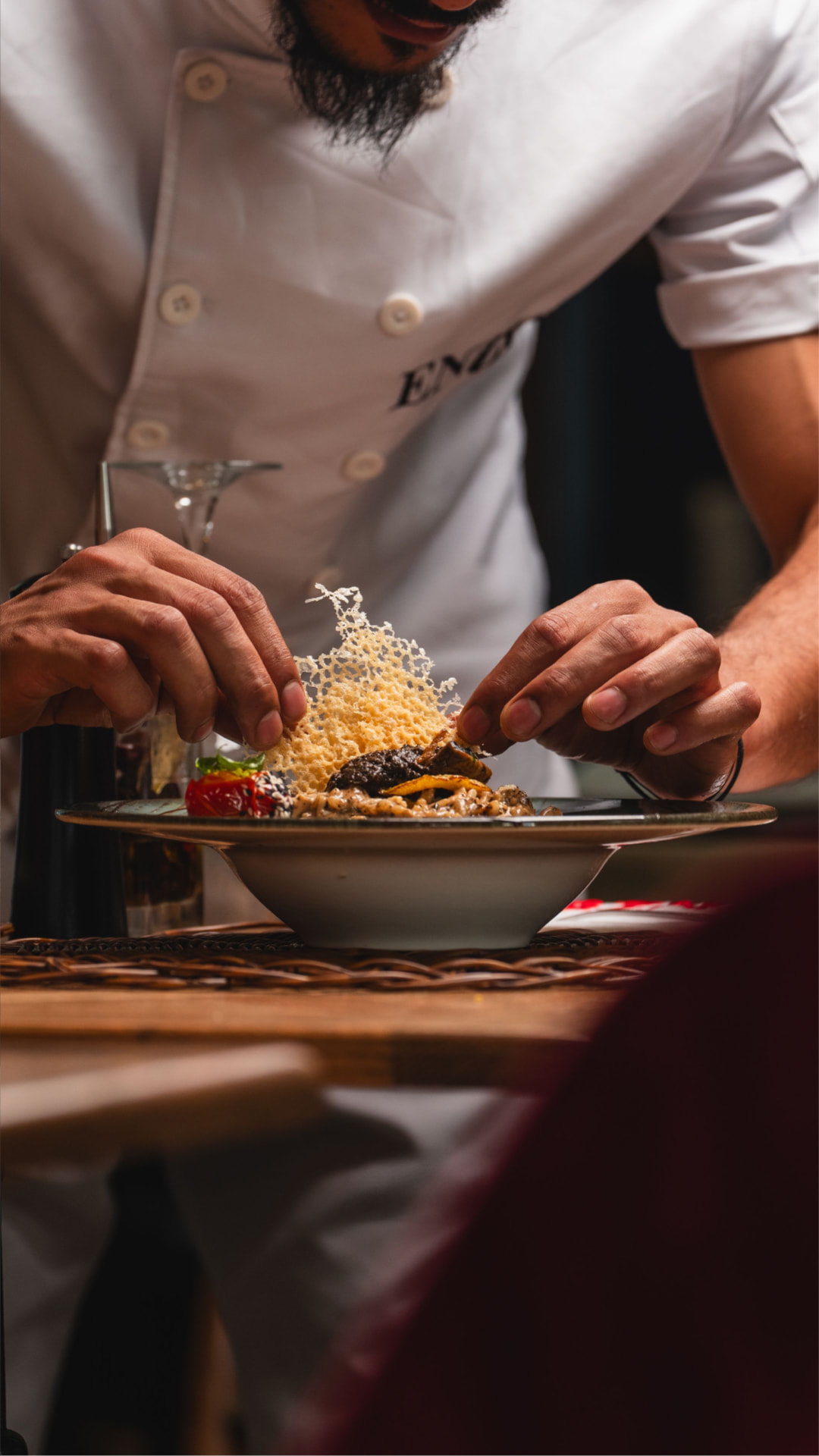 Chef privé dressant une assiette pour les hôtes du Château de Crâche