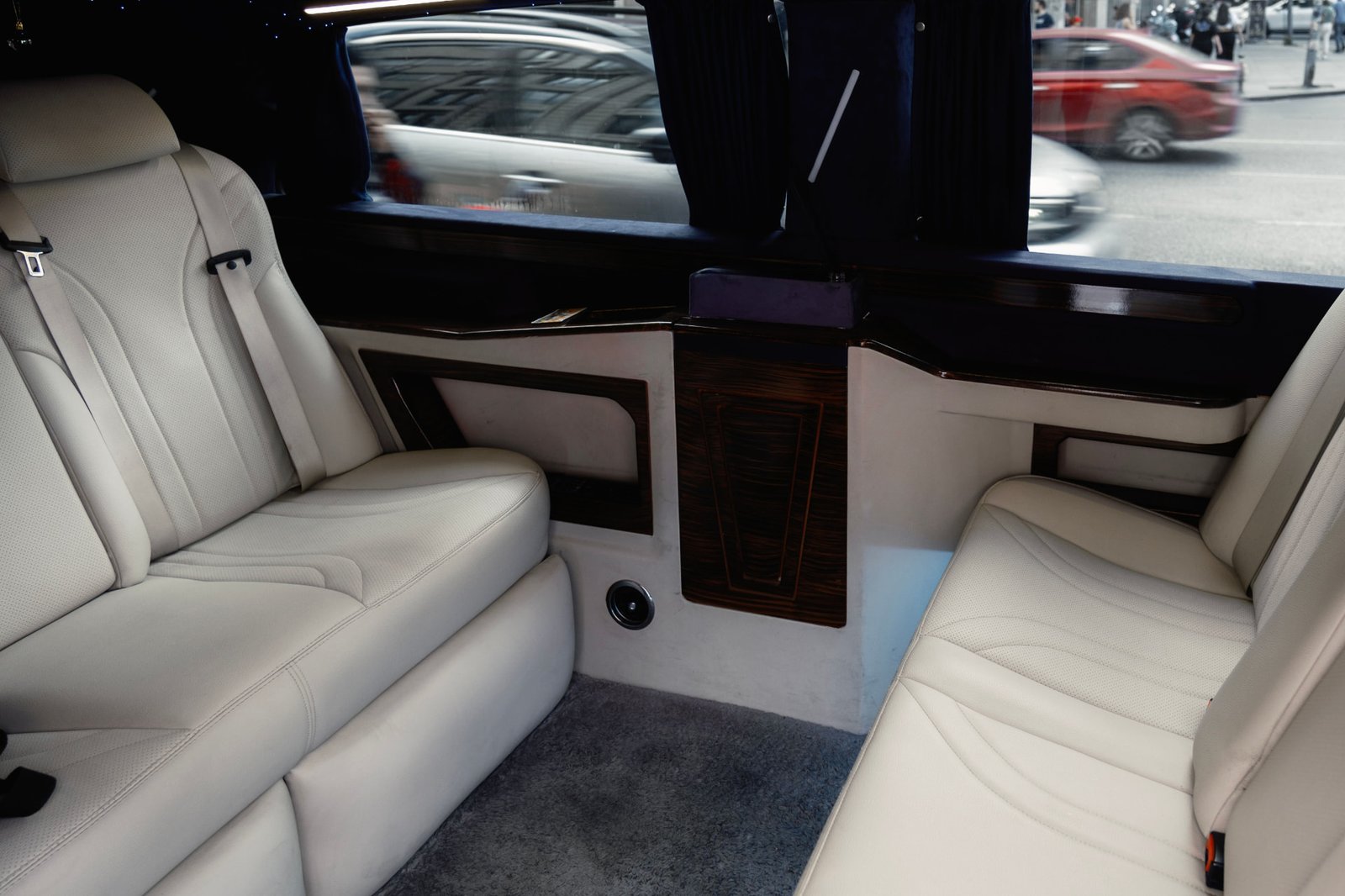 Intérieur d'une berline de luxe avec sièges en cuir clair pour un transfert privé