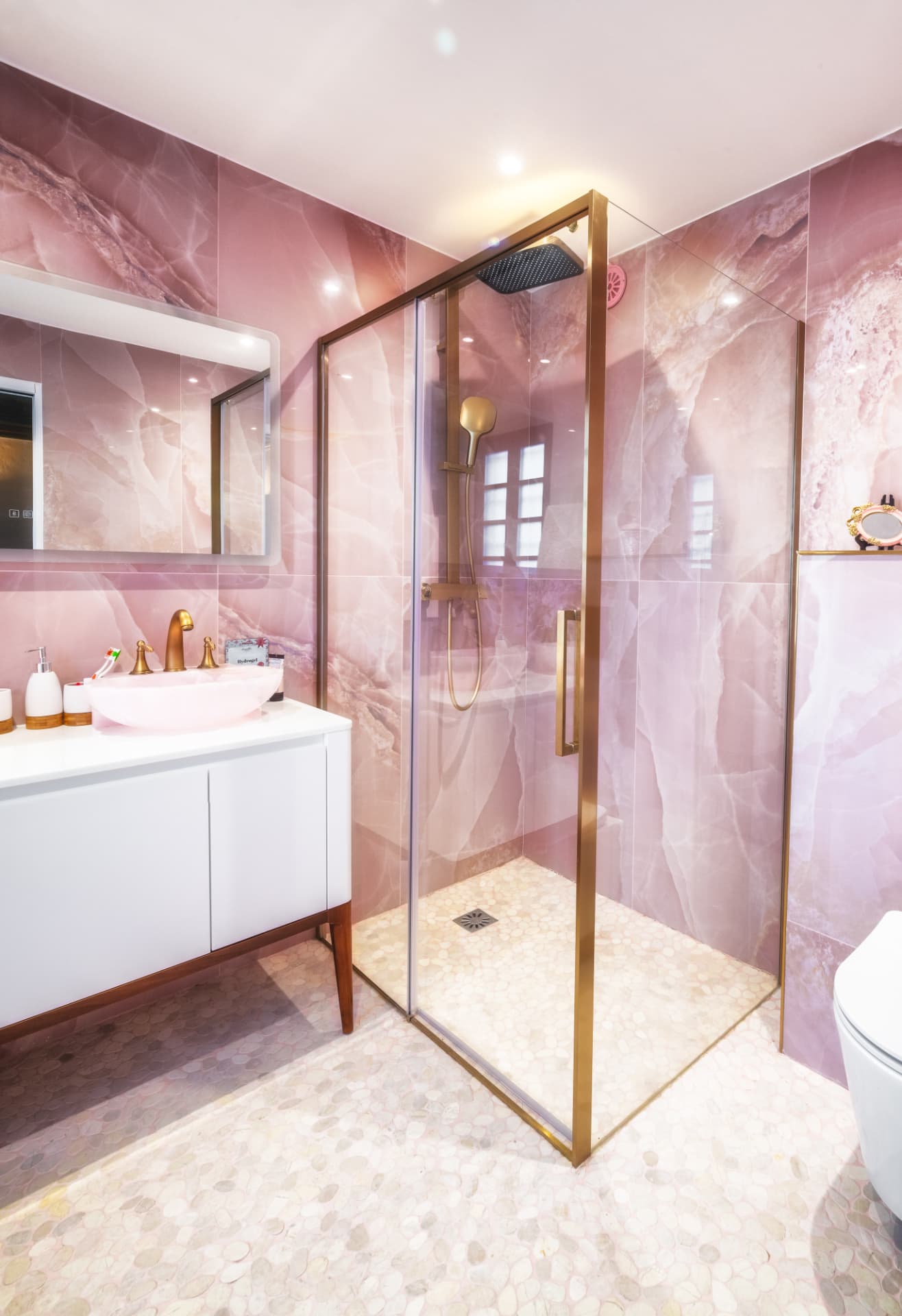 Salle de bain privative de la Suite du Maître avec marbre rose et douche à l'italienne