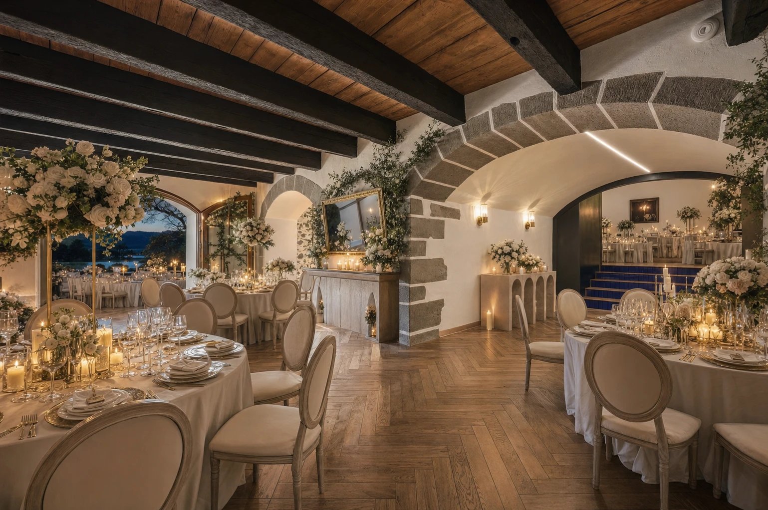 Salon voûté du Château de Crâche dressé pour une réception de mariage, bougies et fleurs blanches