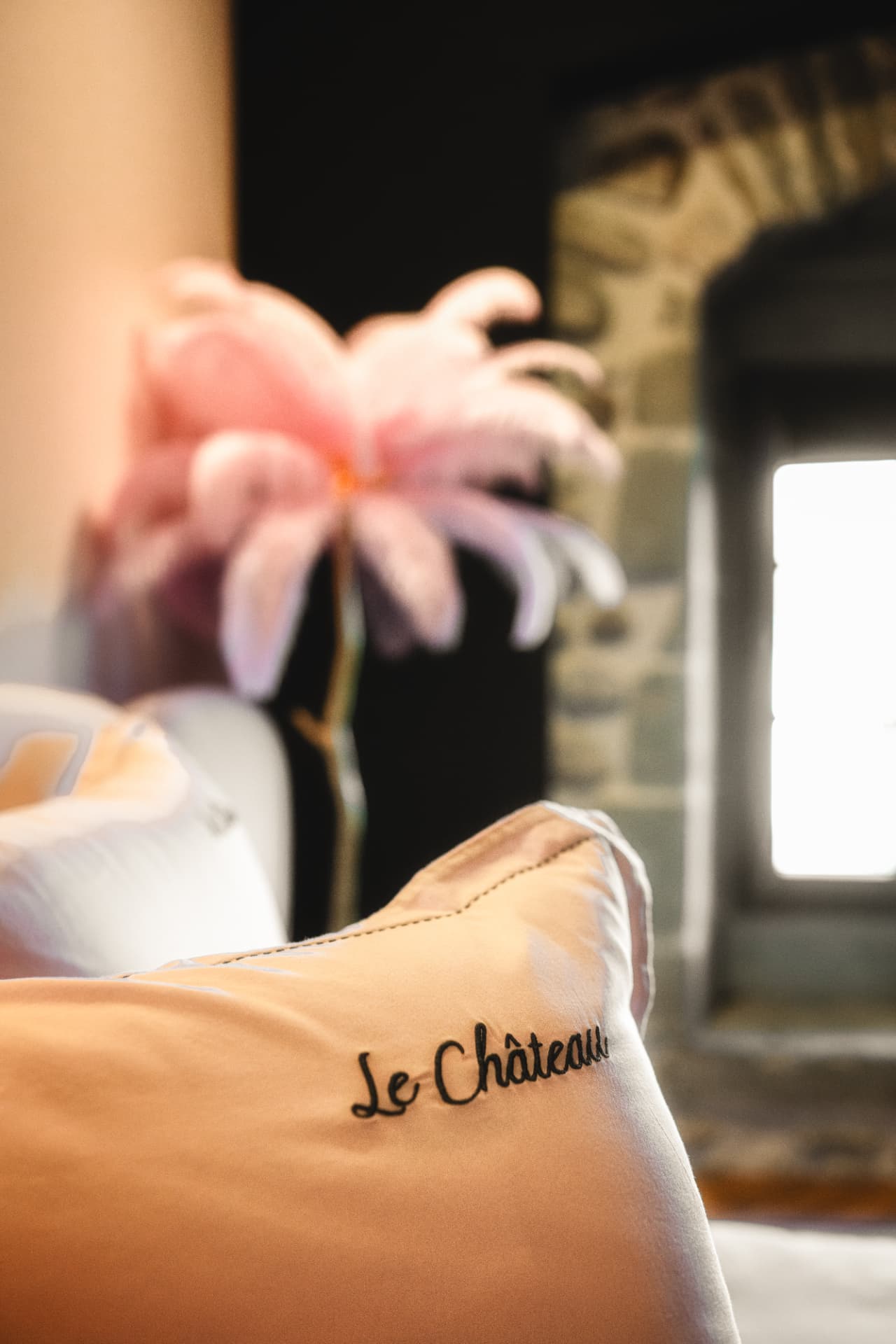 Détail de la Suite Salève avec linge brodé et fenêtre encadrée de pierre