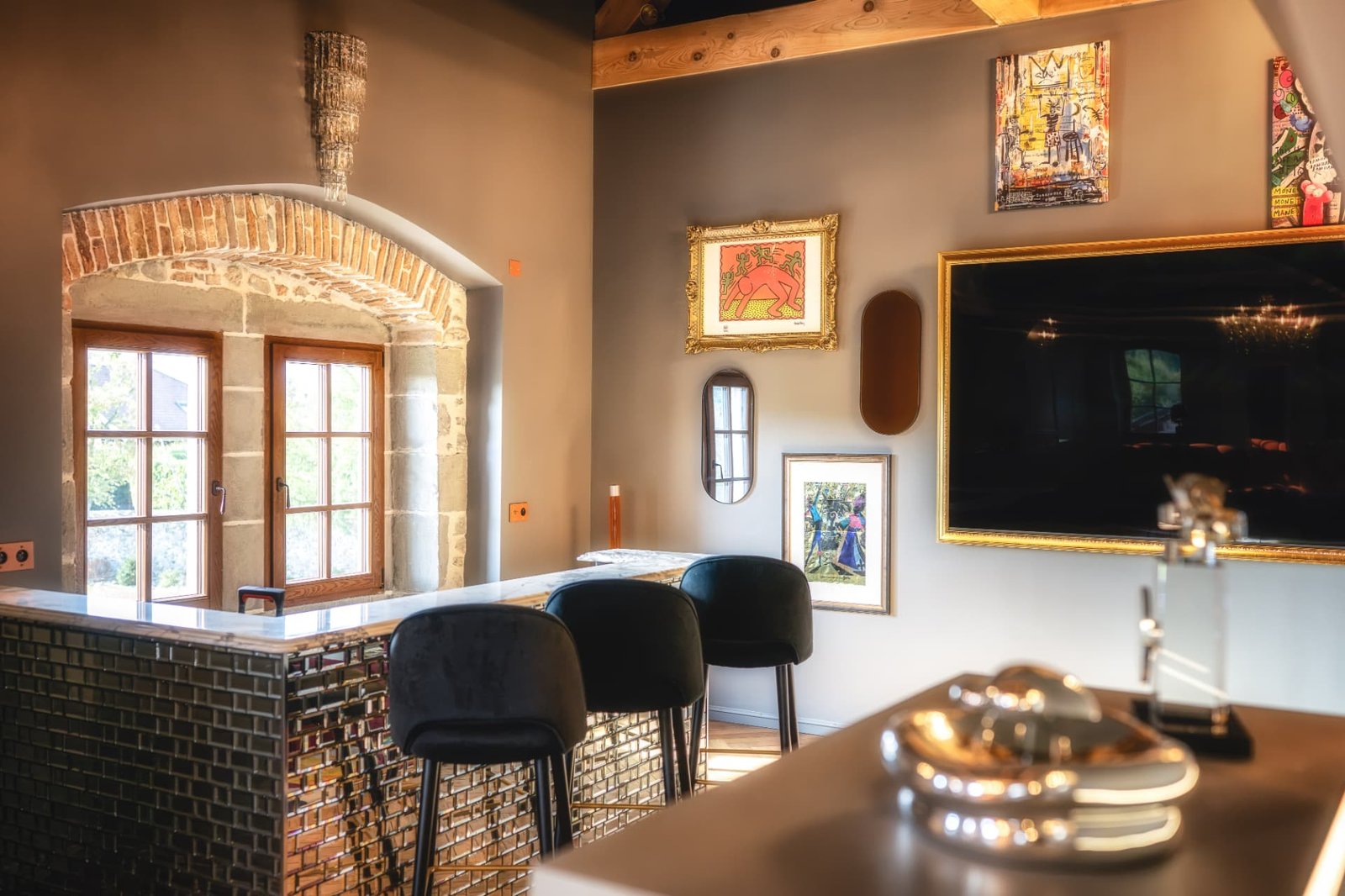 Bar du Château de Crâche avec comptoir en mosaïque et œuvres d'art