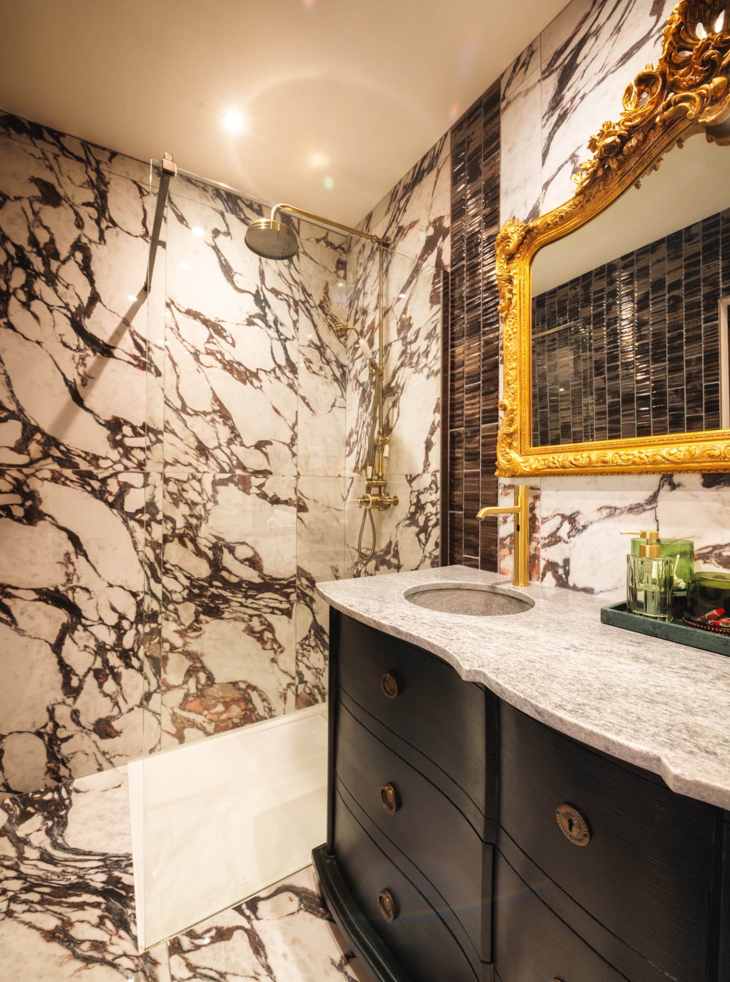 Salle de bain privative de la Suite Bibliothèque en marbre graphique avec douche à l'italienne