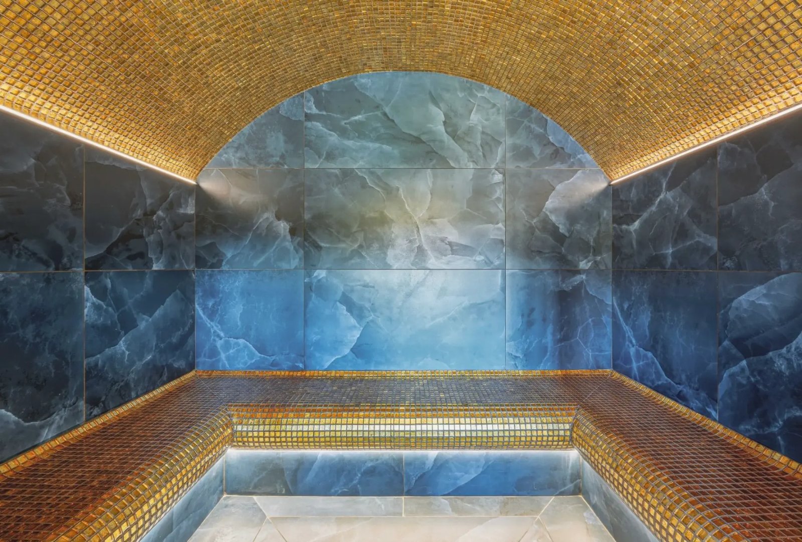 Hammam privé en mosaïque et marbre bleu — location vacances luxe Alpes Léman