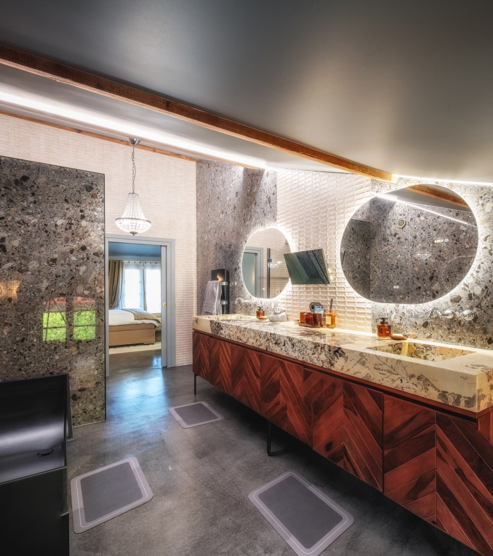 Salle de bain privative minérale de la Suite Verger avec double vasque