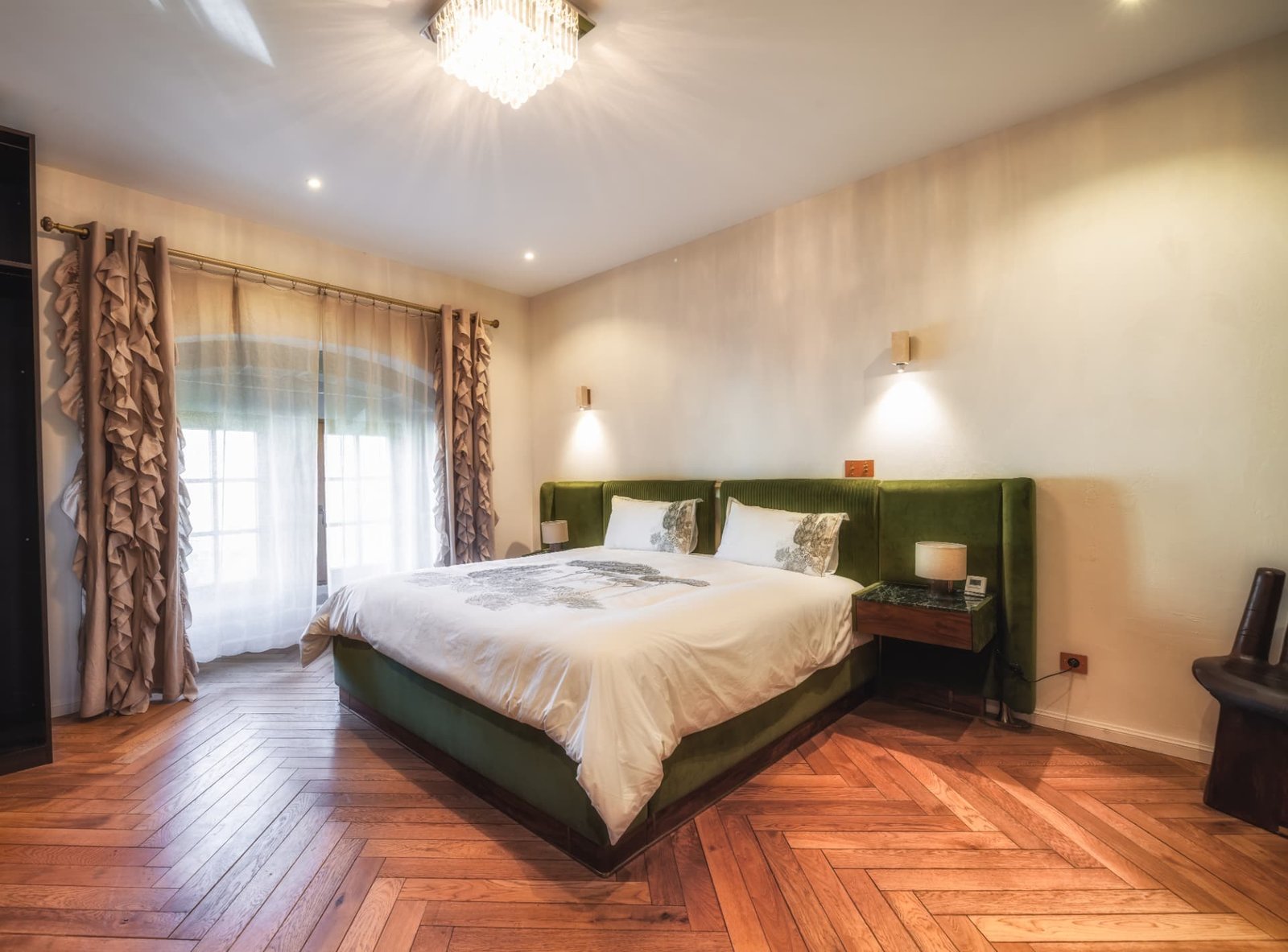 Suite Bibliothèque du Château de Crâche avec lit queen en velours vert et parquet en point de Hongrie