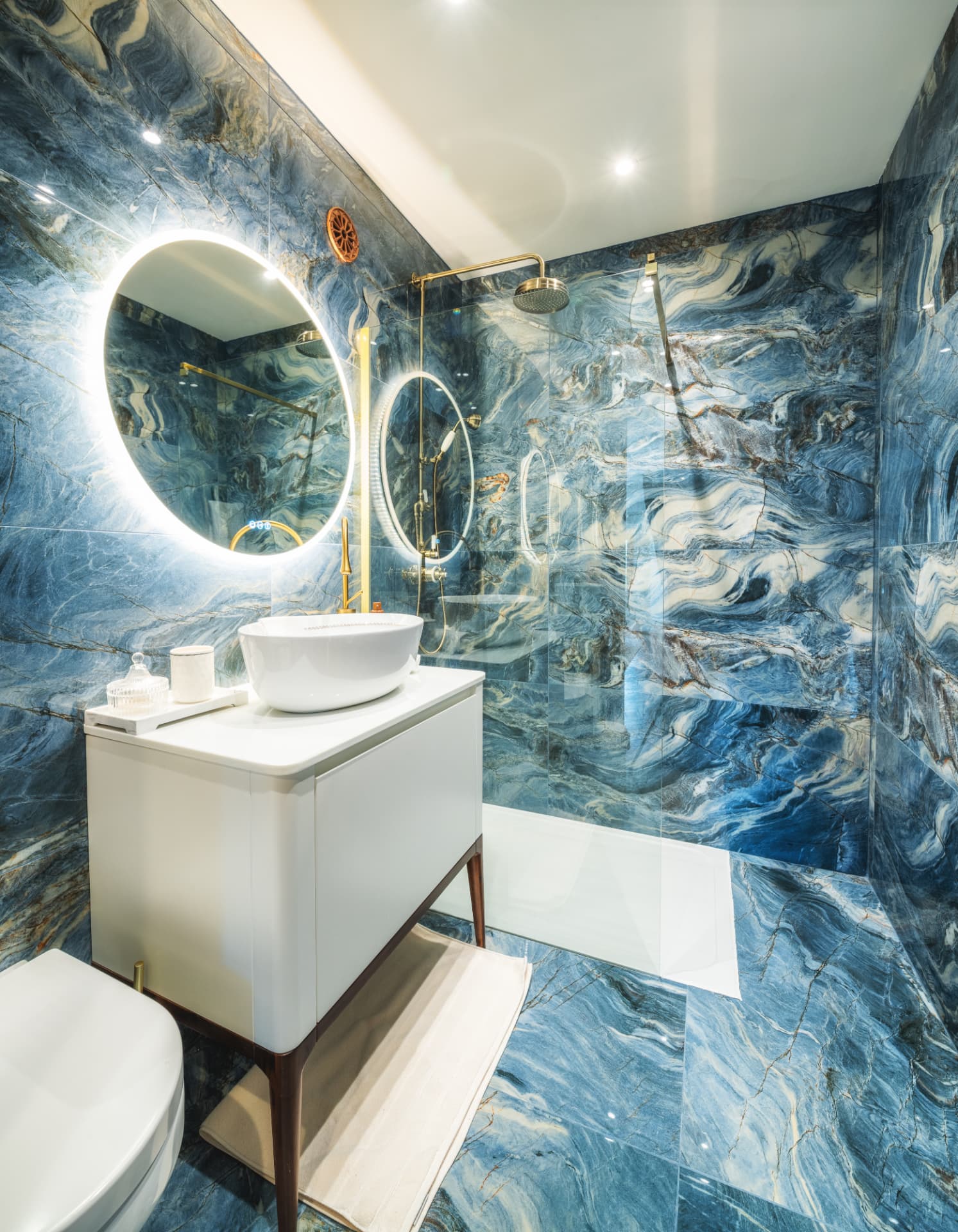 Salle de bain privative de la Suite Léman en marbre bleu avec douche à l'italienne
