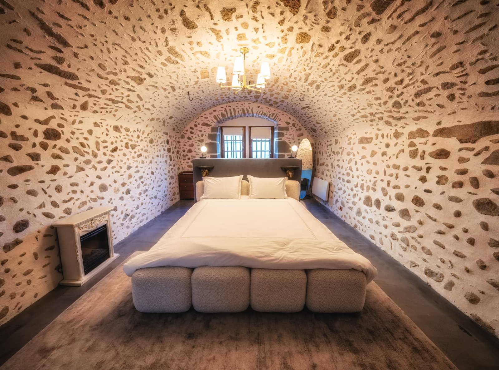 Suite Voûtée du Château de Crâche avec lit king et voûte en pierre apparente